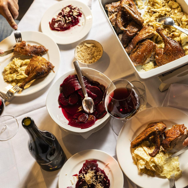 U zagrebačkom lokalu plešivičke vinarije Drage Kurtalja, smještenom u starom kaptolskom podrumu, osim u Kurtaljevim vinima, uživa se u autentičnoj domaćoj hrani