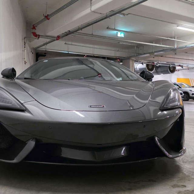 McLaren 570GT u javnoj garaži kod KB Sveti Duh