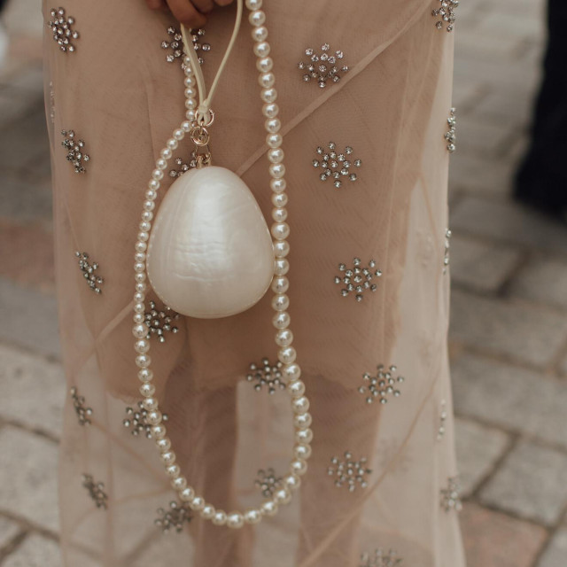 Biserna ogrlica kao ručka torbe