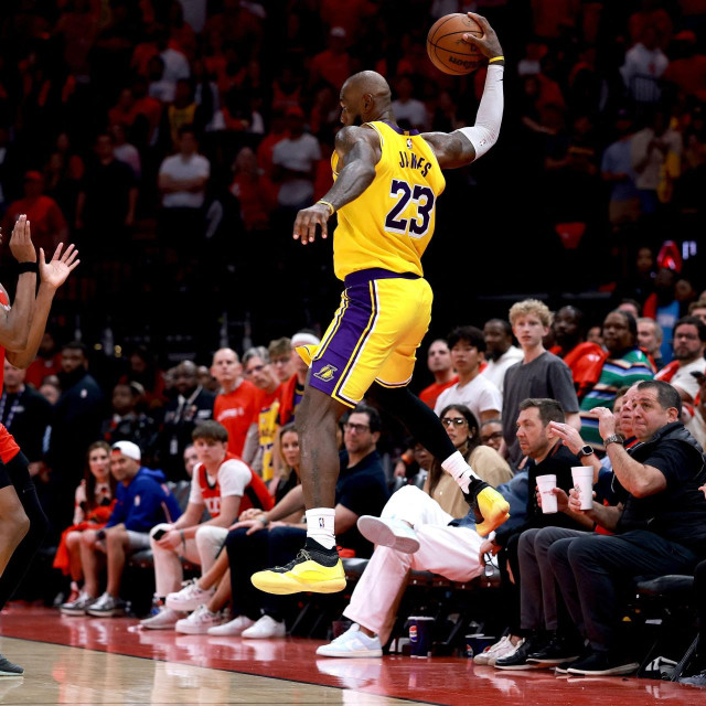 LeBron James je još jednom pokazao da su ”godine samo broj” i doveo Lakerse na korak od polufinala Zapada