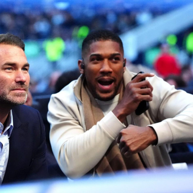 Eddie Hearn (lijevo) vs. Anthony Joshua (desno)