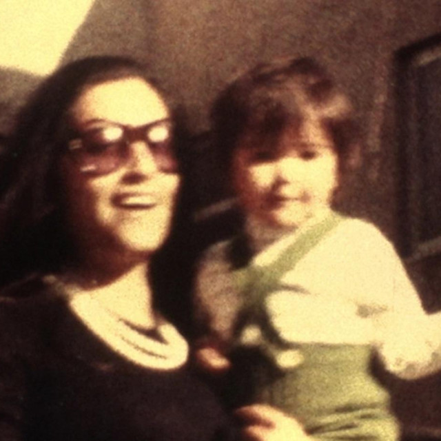 Kadar iz filma ”Prošla nesvršena budućnost”. Roditelji odluku da “bigbrotherizira” obiteljsku kuću ne osuđuju eksplicitno, međutim, vide je kao opsesiju koja je više uznemiruje nego tješi