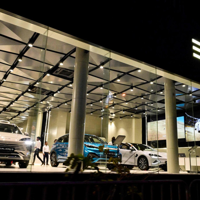 Unutrašnjost salona električnih vozila kineskog proizvođača BYD u Colombu snimljena 30. srpnja 2025. godine