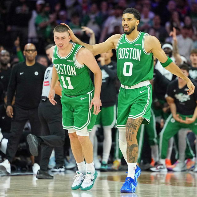 Jayson Tatum čestita Paytonu Pritchardu, prvom strijelcu Celticsa u novoj gostujućoj pobjedi protiv Philadelphije