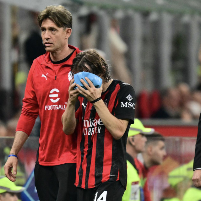 Luka Modrić napušta teren San Sira nakon ozljede glave