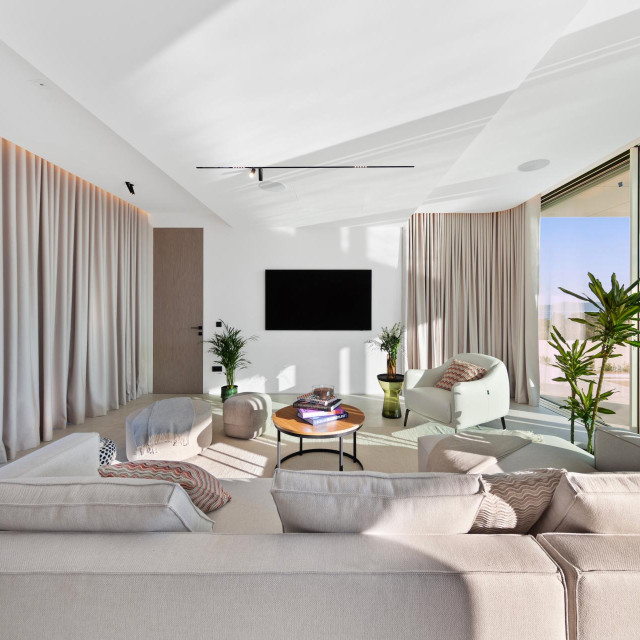 Interijeri spajaju mediteransku jednostavnost i pametne tehnologije koje omogućuju kontrolu svjetla, temperature i atmosfere jednim dodirom