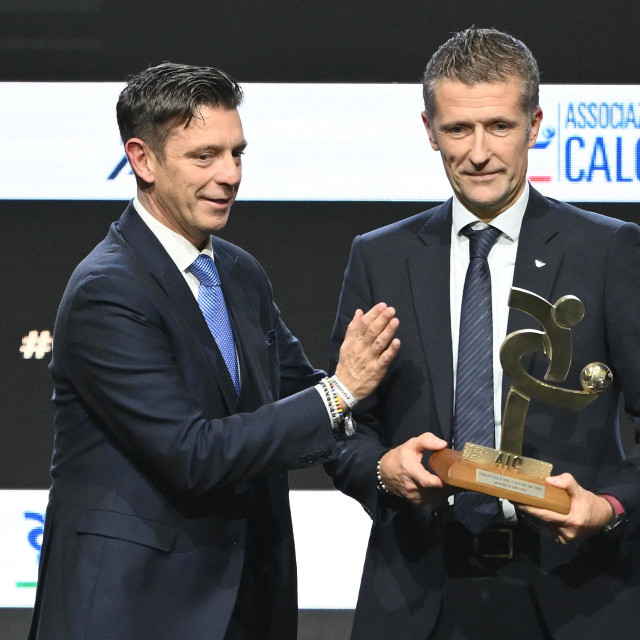 Gianluca Rocchi uručuje Danieleu Orsatu nagradu za najboljeg suca 2023. godine