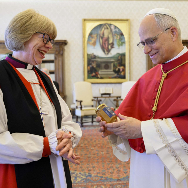 Papa Lav XIV. razmjenjuje darove sa Sarah Mullally, nadbiskupicom Canterburyja