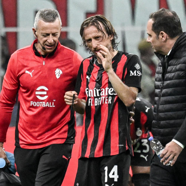 Luka Modrić napušta teren nakon ozljede
