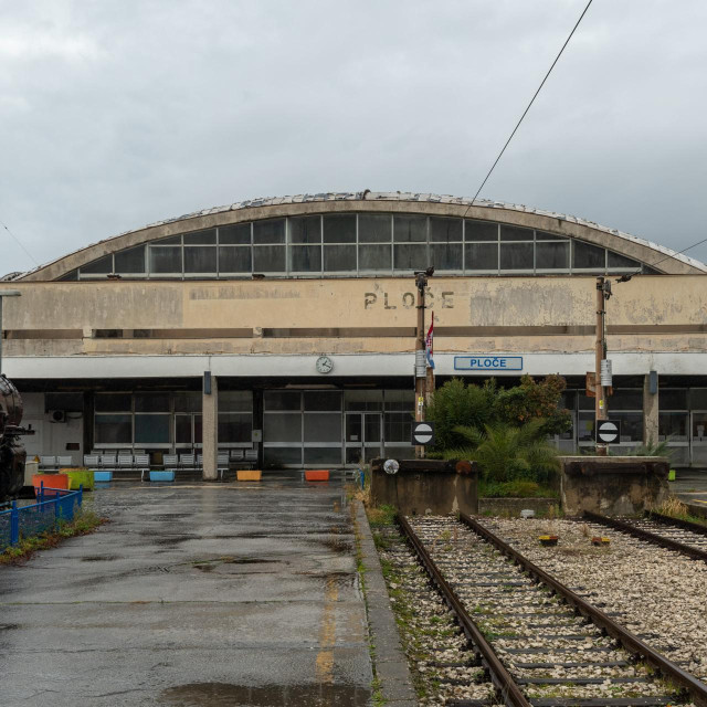 Zgrada i prostor željezničkog kolodvora u Pločama