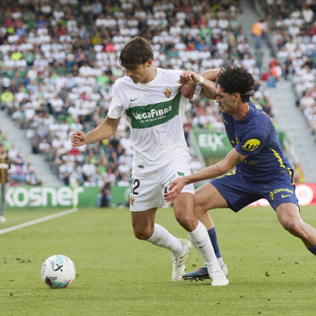 Gonzalo Villar (lijevo) u duelu s Johnnyjem Cardosom na utakmici  Elche - Atletico Madrid