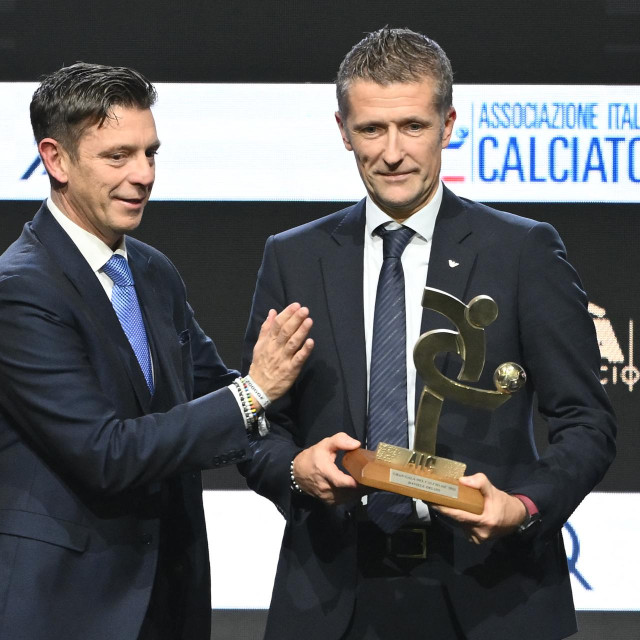 Gianluca Rocchi (lijevo) uručuje Danieleu Orsatu nagradu za najboljeg suca 2023. godine