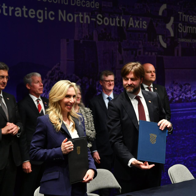 Američka veleposlanica u Hrvatskoj Nicole McGraw i ministar financija Tomislav Ćorić tijekom potpisivanja sporazuma u području energetike, prometa, tehnologije, financija i porezne politike u sklopu Poslovnog foruma i Sastanka na vrhu Inicijative triju mora