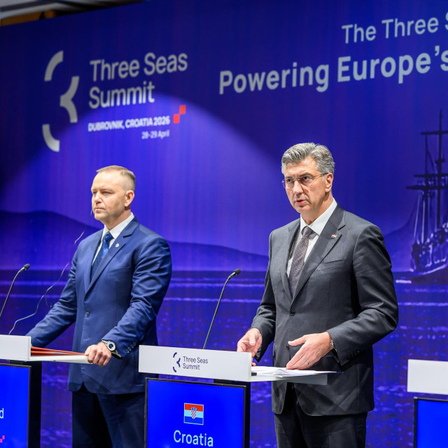 Predsjednik Republike Poljske Karol Nawrocki (L), predsjednik Vlade Andrej Plenković i predsjednik Slovačke Republike Peter Pellegrini (D) održali su 28. travnja 2026. godine u dubrovačkom hotelu Palace konferenciju za medije povodom Sastanka na vrhu Inicijative triju mora