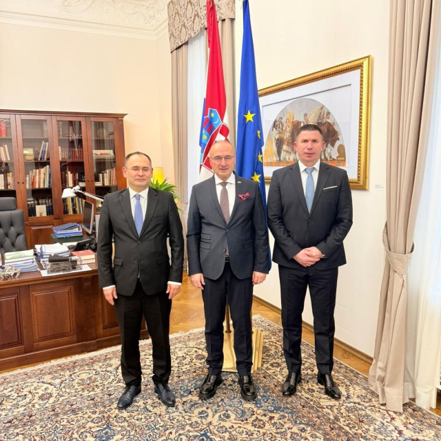 Oybek Shakhavdinov, veleposlanik Uzbekistana u Hrvatskoj, Gordan Grlić Radman, potpredsjednik Vlade i ministar vanjskih i europskih poslova i Ivica Pirić, savjetnika veleposlanika Uzbekistana u Hrvatskoj za gospodarska, trgovinska i kulturno-humanitarna pitanja