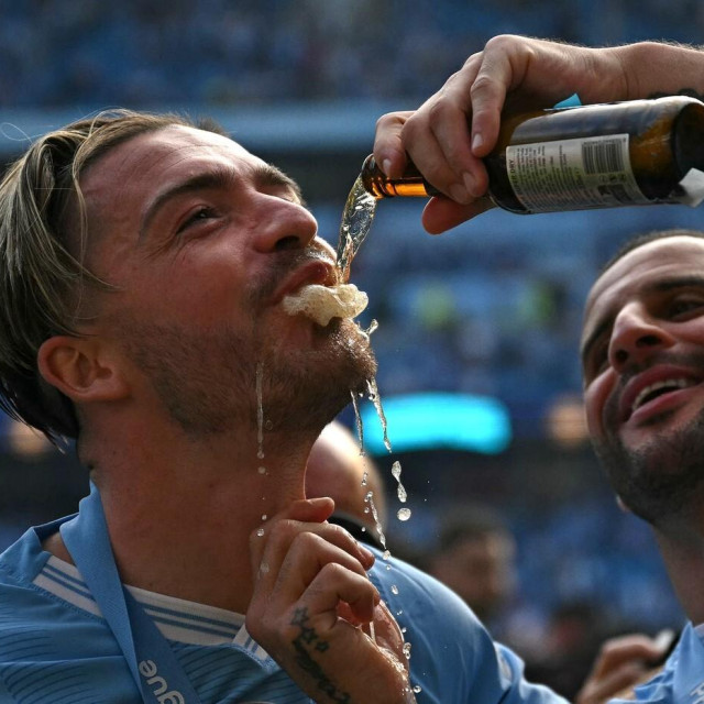 Jack Grealish slavi naslov prvaka ispijanjem alkohola. A očito mu ni inače ne treba posebni povod...