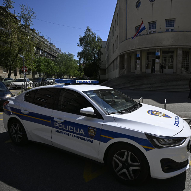 Policijsko vozilo tijekom jedne od dojava o bombi u školi
