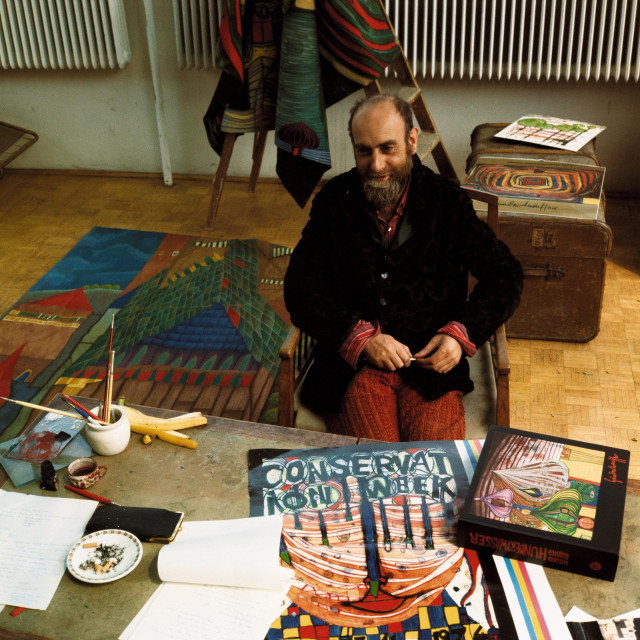 Austrijski umjetnik Friedensreich Hundertwasser u svom studiju u Beču 

 

 