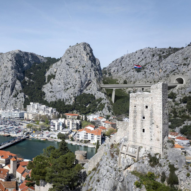 Planina Dinara, s vizualizacijom obilaznice iznad Omiša koju smo mi napravili kako bi otprilike predočili što se uskoro planira napraviti, jer Hrvatske ceste nisu napravile vizualizaciju
 