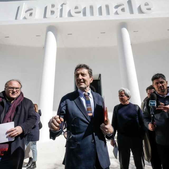 Predsjednik Bijenala Pietrangelo Buttafuoco na predstavljanju središnje izložbe u Giardinima
 