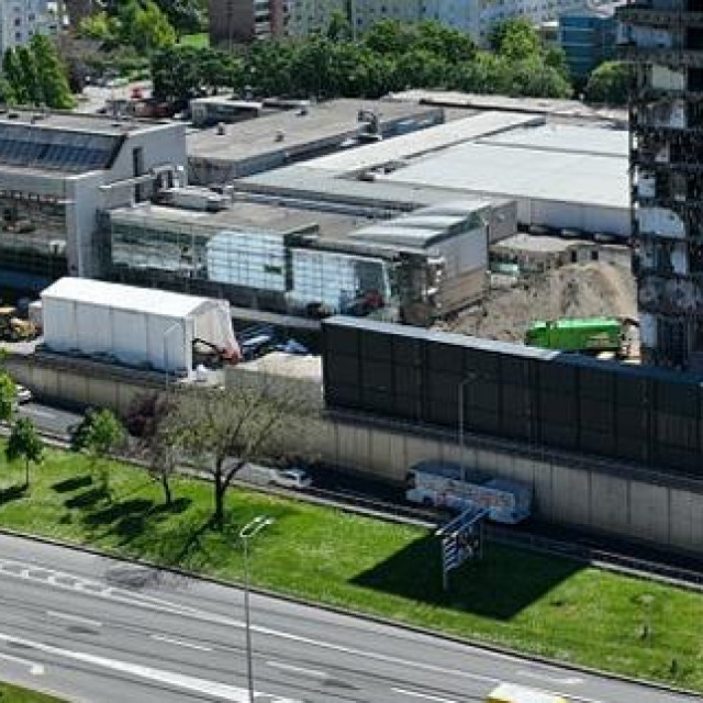 Završeno je uklanjanje azbesta iz nebodera Vjesnika, za dekontaminaciju postavljen i posebni šator