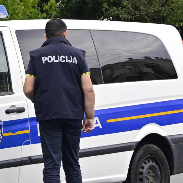 Bjelovar, 100925.
Policija i USKOK u novoj su akciji uhicenja zbog sumnje na kaznena djela zlouporabe polozaja, primanja i davanja mita u Hrvatskim sumama.
Na fotografiji: u tijeku su uhicenja u upravnoj zgradi Hrvatskih suma, podruznica Bkelovar.