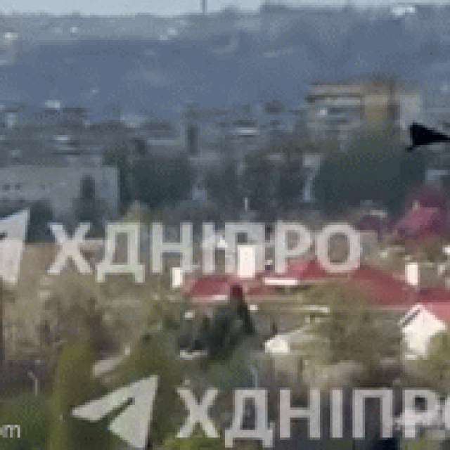 Trenutak kada dron pogađa autobus