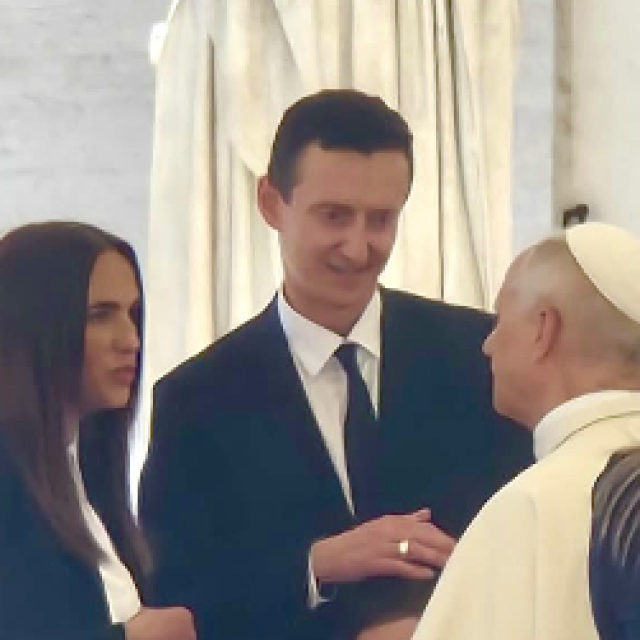 Marijana Mikulić i suprug Josip s papom
