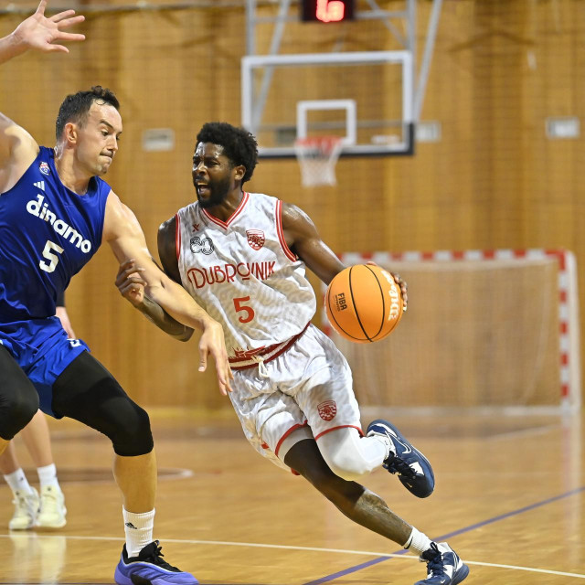 Jamari Wheeler (Dubrovnik) u prodoru pored Hrvoja Garafolića (Dinamo)