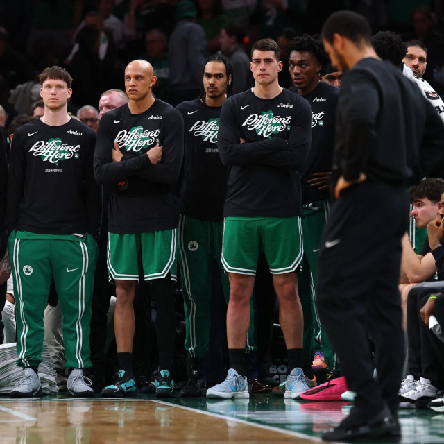Zabrinuta lica klupe Boston Celticsa