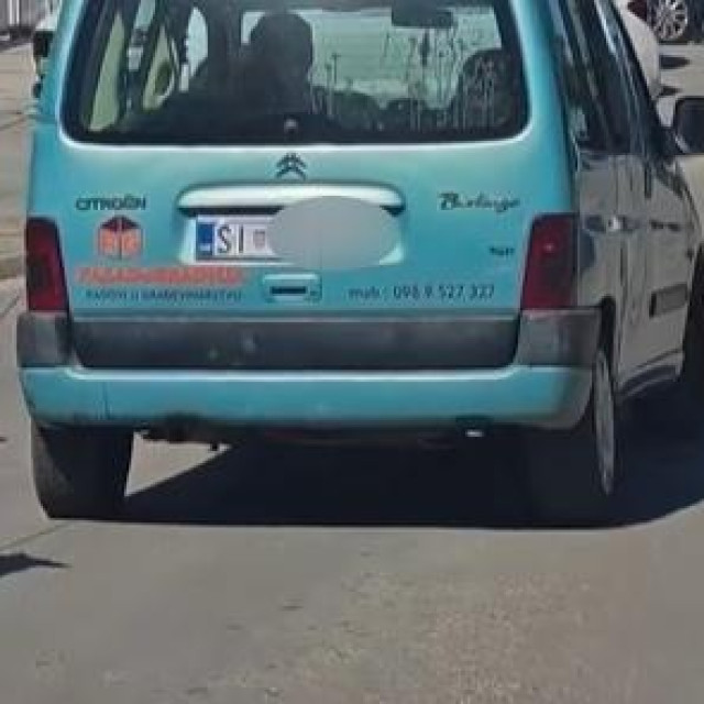 Muškarac u Šibeniku vuče psa autom