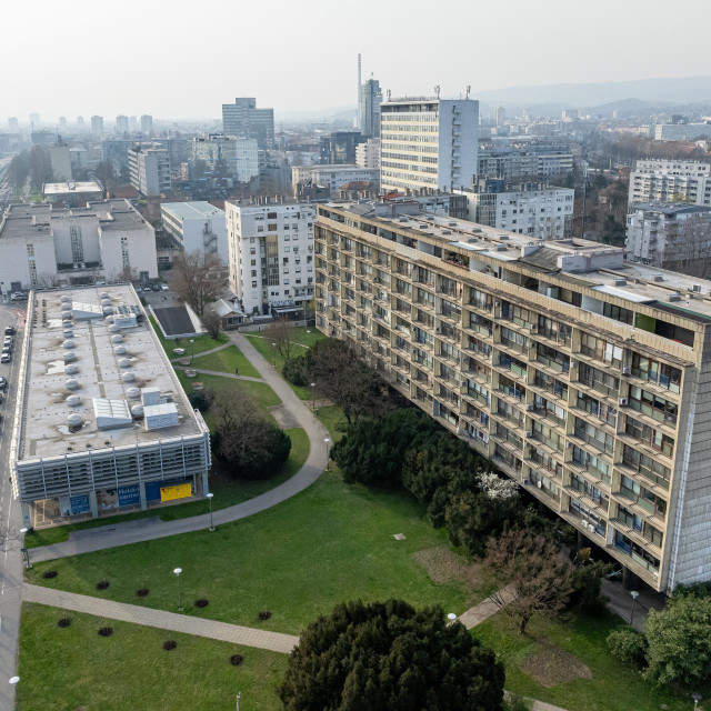 Stan je smješten u zgradi koju je projektirao slavni Drago Galić