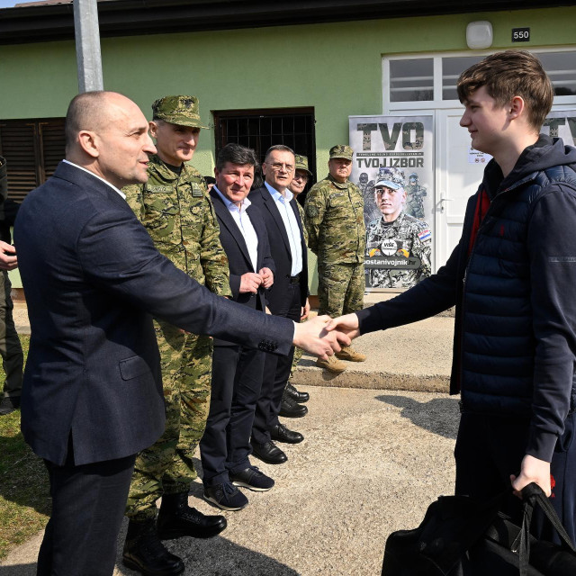 Potpredsjednik Vlade i ministar obrane Ivan Anušić i načelnik Glavnog stožera OSRH-a general-pukovnik Tihomir Kundid dočekali su 9. ožujka 2026. na vojnom poligonu Eugen Kvaternik kod Slunja prve ročnike na početku temeljnog vojnog osposobljavanja, na koje je ukupno upućeno 800 ročnika i ročnica