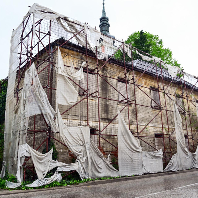 Ruševna zgrada stare pučke škole u Gornjem Vrapču