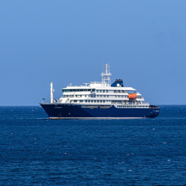 A general view of the cruise ship MV Hondius stationary off the port of Praia, the capital of Cape Verde, on May 3, 2025. An outbreak of ”severe acute respiratory illness” on board a cruise ship in the Atlantic has left two people dead and a third in intensive care in Johannesburg, South Africa‘s health ministry told AFP on May 3, 2025.
The outbreak occurred on the MV Hondius, travelling from Ushuaia in Argentina to Cape Verde. The patient being treated in Johannesburg tested positive for a hantavirus, a family of viruses that can cause hemorrhagic fever, South African spokesperson Foster Mohale said. (Photo by AFP)