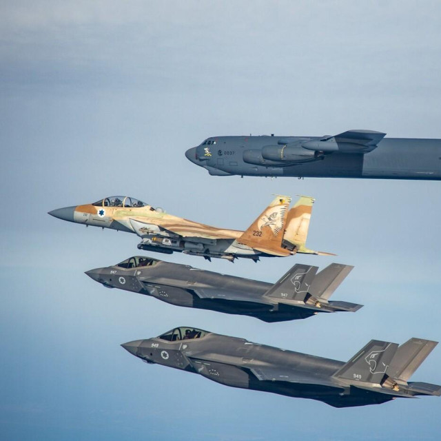 Izraelski F-35 Adir i F-15I lete uz američki strateški bombarder B-52