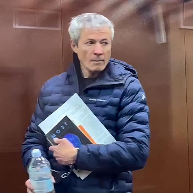 Vadim Moškovič, osnivač poljoprivredne tvrtke Rusagro i milijarder pod sankcijama Europske unije, pojavio se 27. ožujka 2025. pred moskovskim sudom koji mu je odredio istražni zatvor zbog optužbi za prijevaru velikih razmjera