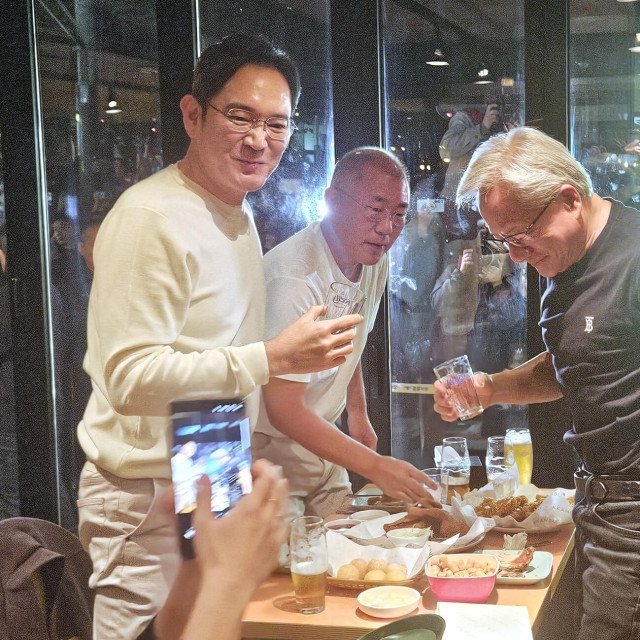 Lee Jae-yong (lijevo), predsjednik Samsunga, na sastanku s izvršnim direktorom Nvidije Jensenom Huangom (desno) i Hyundaija Chungom Euisunom