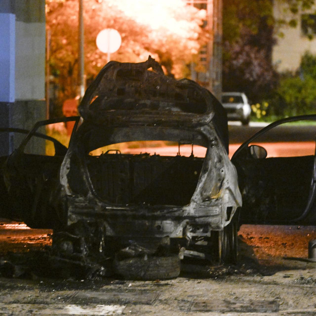 Automobil marke Hyundai oko 20.30 sati u potpunosti je izgorio nakon što se zabio u stupiće kod zgrade na Cvjetnoj cesti 7 u blizini Vjesnikovog nebodera