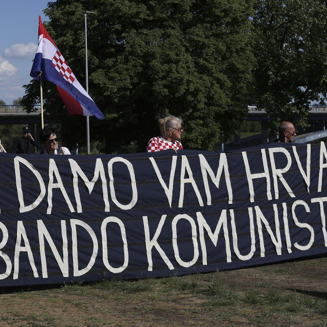 Skupina otužnih Keleminčevih ”prosvjednika”
