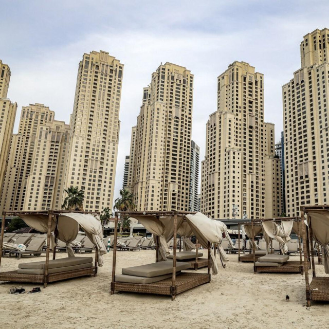 Prazne ležaljke ispred nebodera na plaži u četvrti Jumeirah Beach Residence u Dubaiju snimljene su 11. ožujka 2026. godine