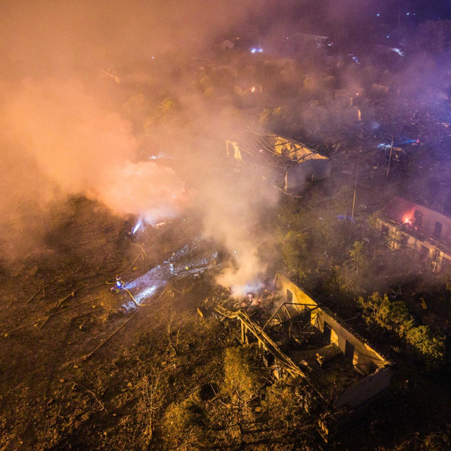 Dronom snimljena fotografija iz ranih jutarnjih sati prikazuje spasioc na terenu nakon eksplozije u tvornici pirotehnike u gradskom naselju Guandu u gradu Liuyangu u provinciji Hunan