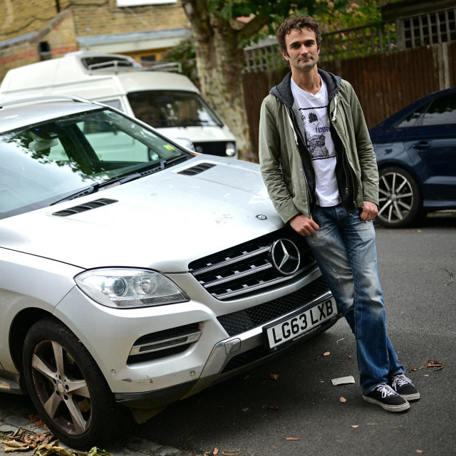 Adam Kamenetzky ispred svog Mercedesa