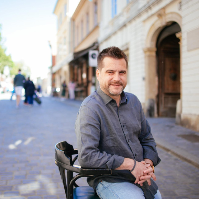 ”Je li bio samo pustolov pun slobode, svjetska lutalica bez granica ili tajni agent - kako stoji u jednoj bilješci Udbinih dosjea koju sam našao u beogradskom arhivu? Ma Malnar je najintrigantniji lik!”, govori novinar i redatelj, najavljujući film o Malnaru