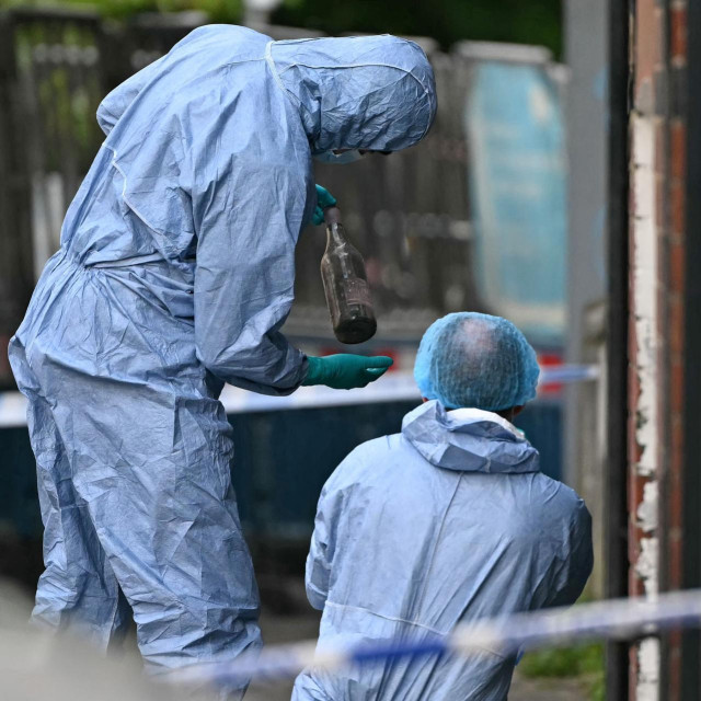 Forenzičari na mjestu napada na sinagogu u Whitechapelu u Londonu