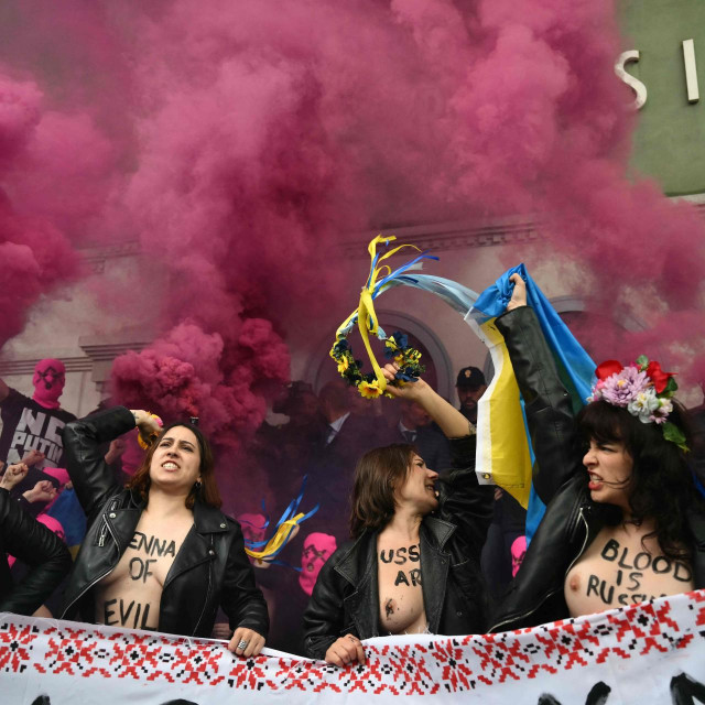 Aktivistice međunarodnoga ženskog pokreta FEMEN i skupine Pussy Riot prosvjedovale su ispred ruskog paviljona