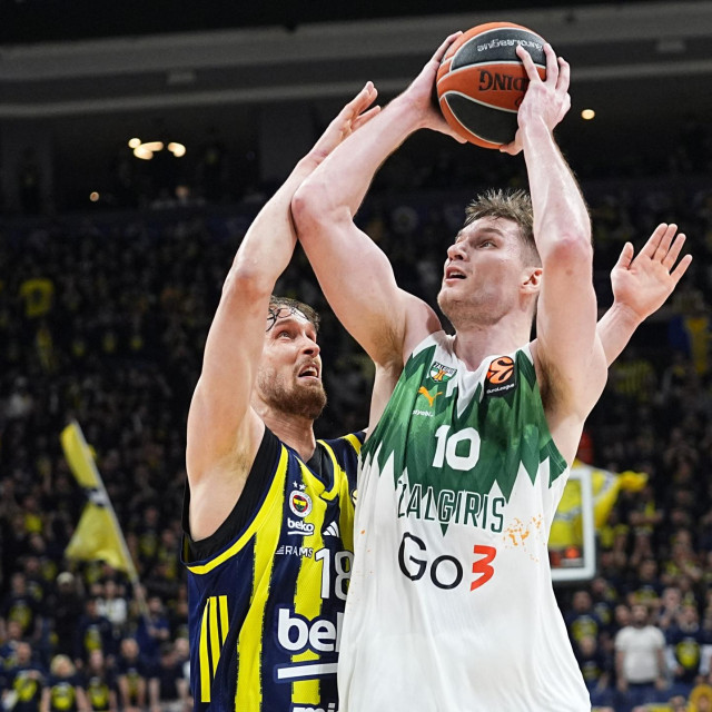 Ažuolas Tubelis odigrao je utakmicu karijere za Žalgiris, dominirao je u reketu protiv Mikaela Jantunena i suigrača mu iz Fenerbahčea