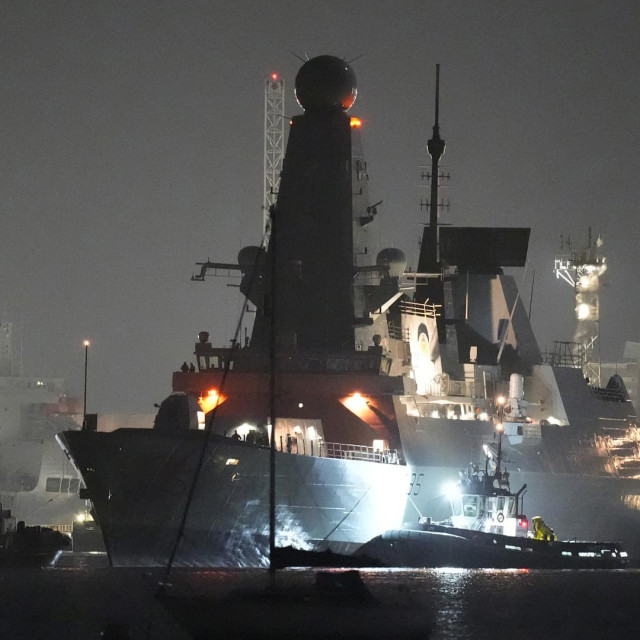 HMS Dragon, britanski razarač klase Type 45 (poznata i kao klasa Daring), tijekom opremanja za misiju