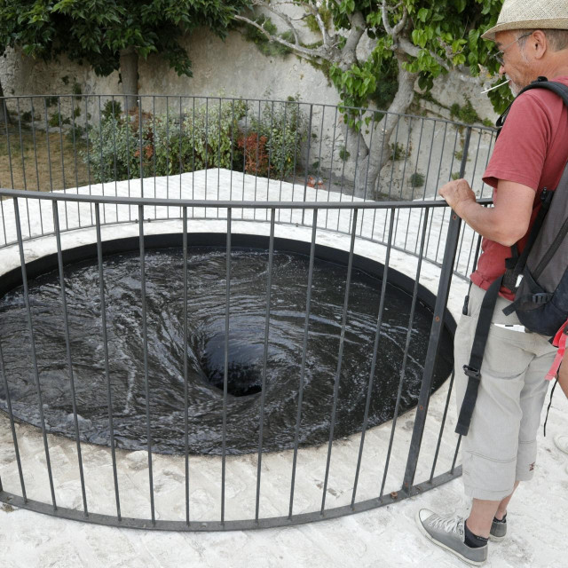 Anish Kapoor, Instalacija ‘Descension‘, Bonifacio contemporary art Biennale, Korzika