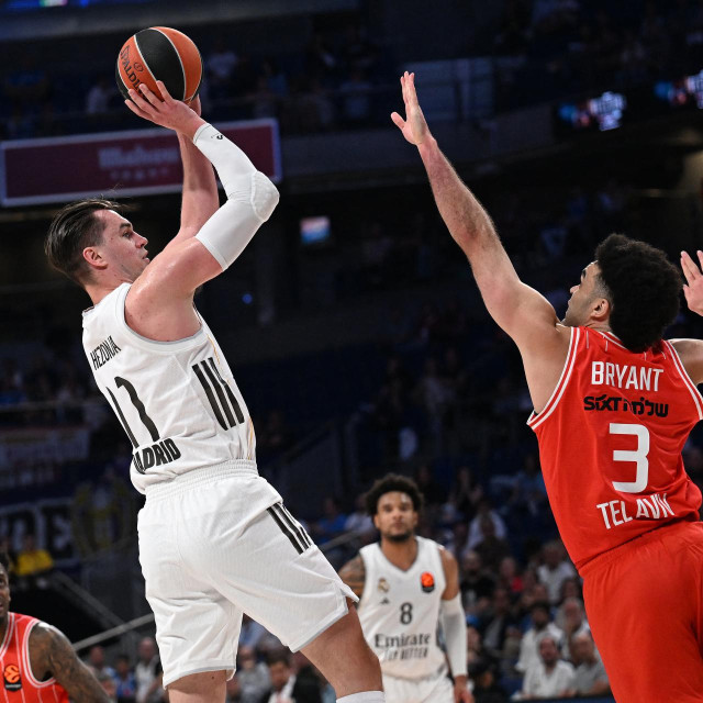 Mario Hezonja (Real Madrid) i Elijah Bryant (Hapoel Tel Aviv)
